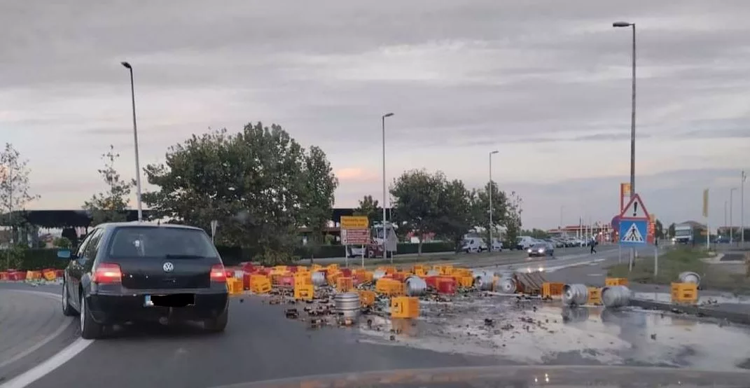 Gajbe razbijenih boca i buradi piva na kružnom toku kod Bijeljine (FOTO)