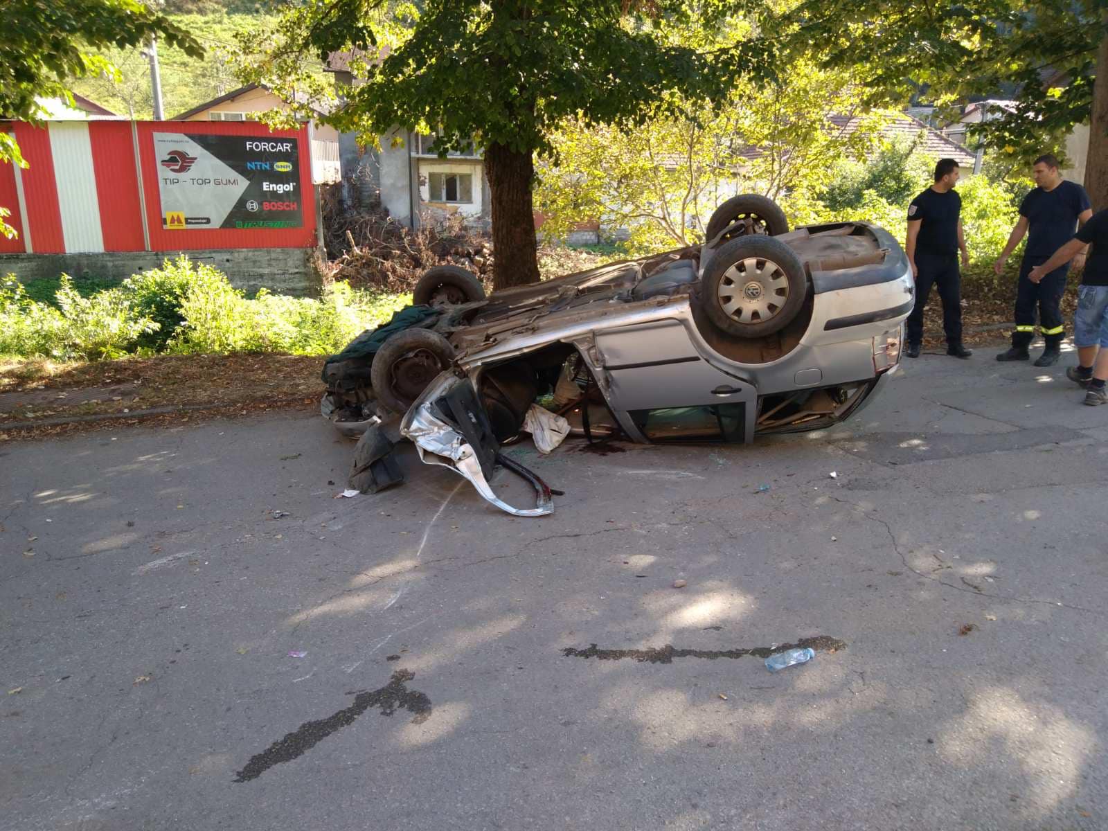 Tri osobe zadobile povrede prilikom prevrtanja automobila na putu Zvornik-Kula Grad u mjestu Srpska Varoš (FOTO)