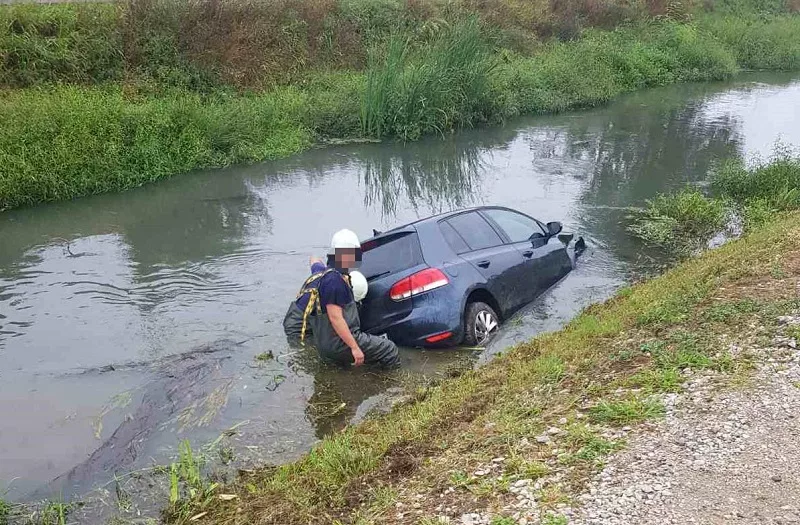 Nakon sudara u Bijeljini, jedan automobil završio u vodi (FOTO)