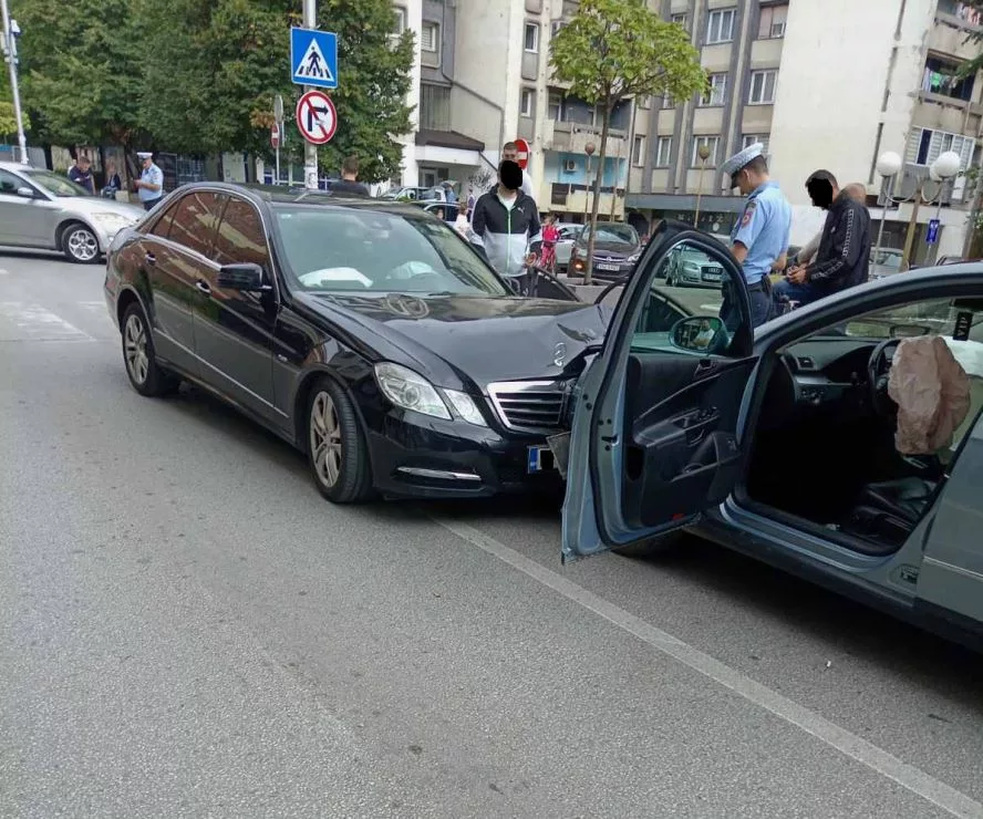 Jedno lice zadobilo povrede u saobraćajnoj nezgodi u centru Zvornika, tri automobila oštećena (FOTO)