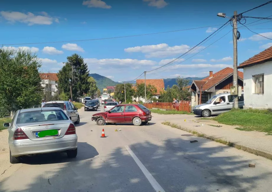 Dvije žene zadobile povrede u jučerašnjem sudaru u Bratuncu (FOTO+VIDEO)