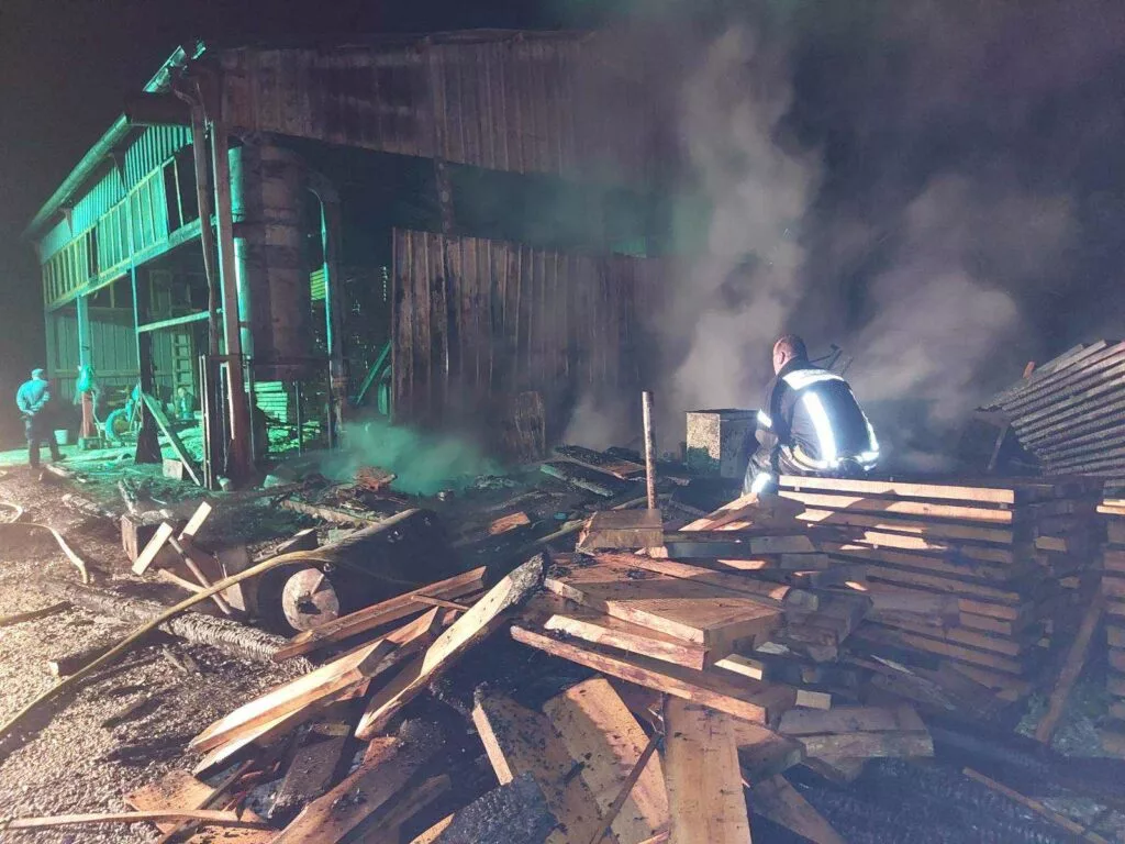 Požar zahvatio pilanu u Kalesiji, ogromna šteta (FOTO)