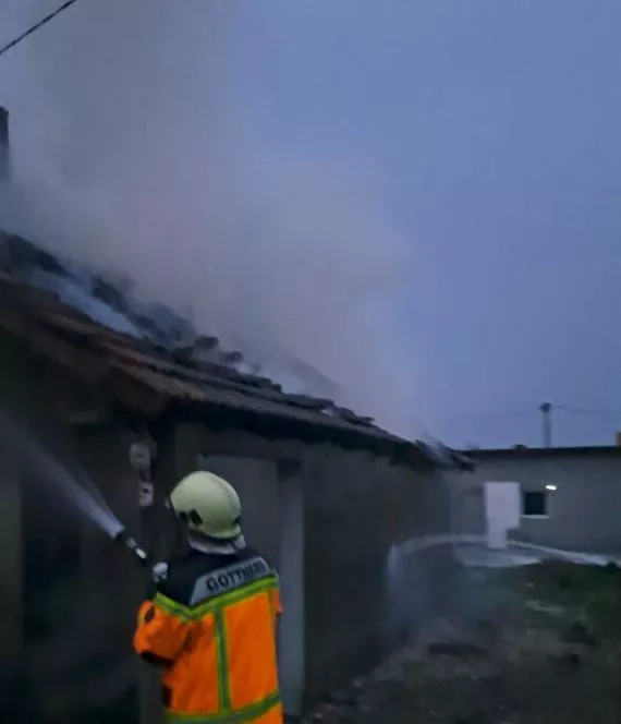 Požar progutao kuću kod Kalesije (FOTO)