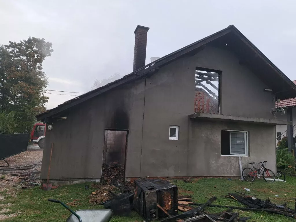Požar progutao kuću kod Kalesije (FOTO)