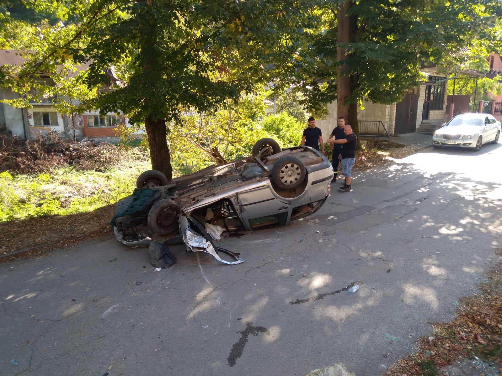 Tri osobe zadobile povrede prilikom prevrtanja automobila na putu Zvornik-Kula Grad u mjestu Srpska Varoš (FOTO)