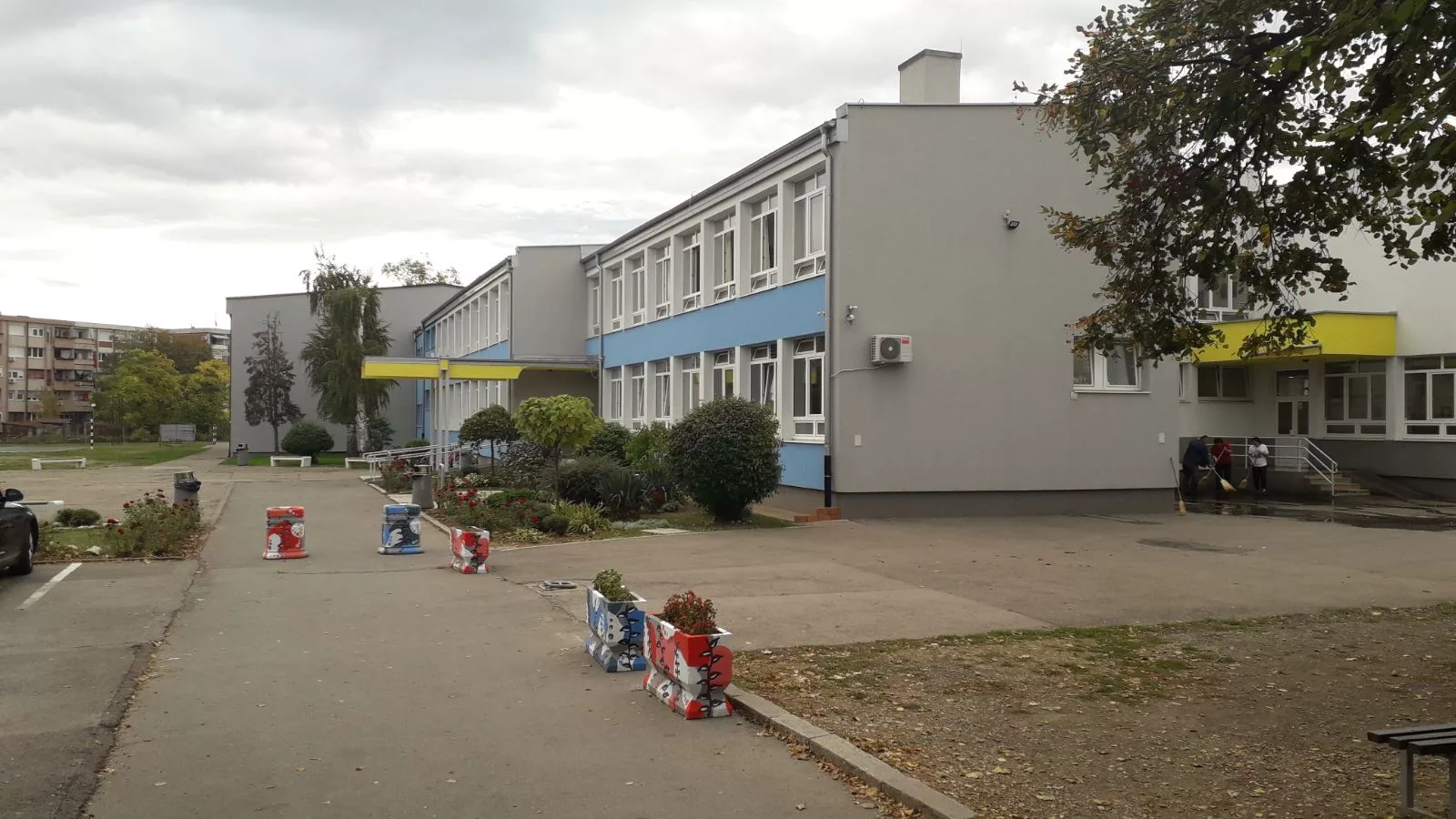 Učenik za vrijeme nastave pogodio nastavnicu kamenom u glavu u Bijeljini