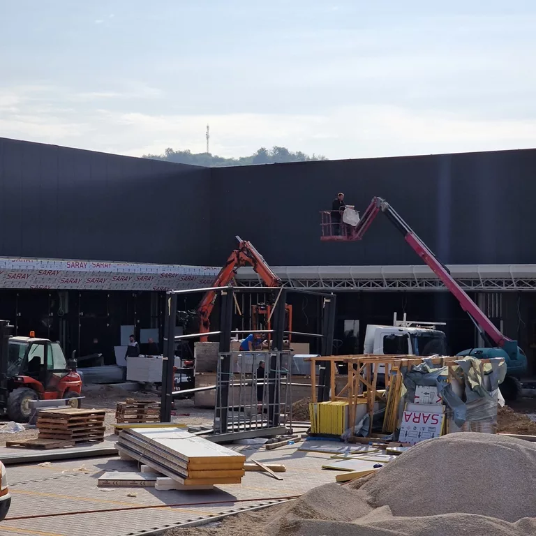 Gradonačelnik Bojan Ivanović obišao radove na novom tržnom centru „Zvornik City Mall“ i najavio 150 novih radnih mjesta (FOTO)