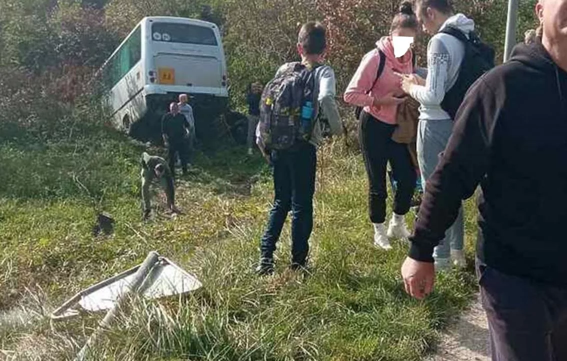 Autobus pun djece sletio s puta kod Konjević Polja (FOTO)