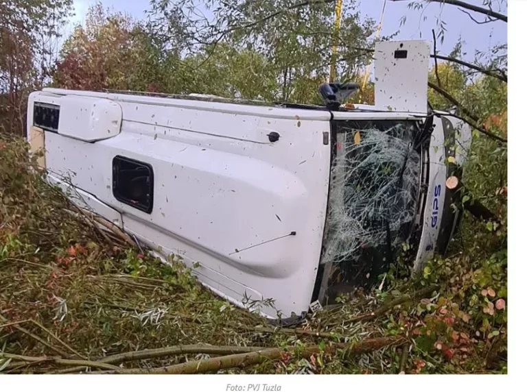 U Tuzli smrtno stradao vozač autobusa gradskog prevoza (FOTO)