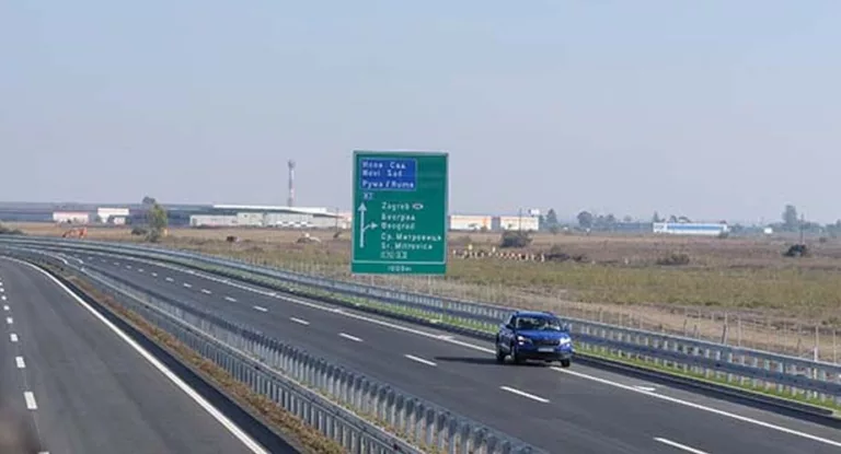 Vozio auto-putem u suprotnom smjeru: Mladi vozač kažnjen sa 30 dana zatvora
