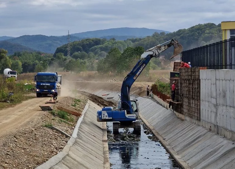 U toku uređenje korita rijeke Hoče (FOTO)