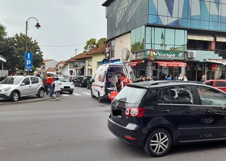 Pješak završio u bolnici dok je prelazio pješački prelaz, automobilom upravljala žena i vozila u rikverc (FOTO)