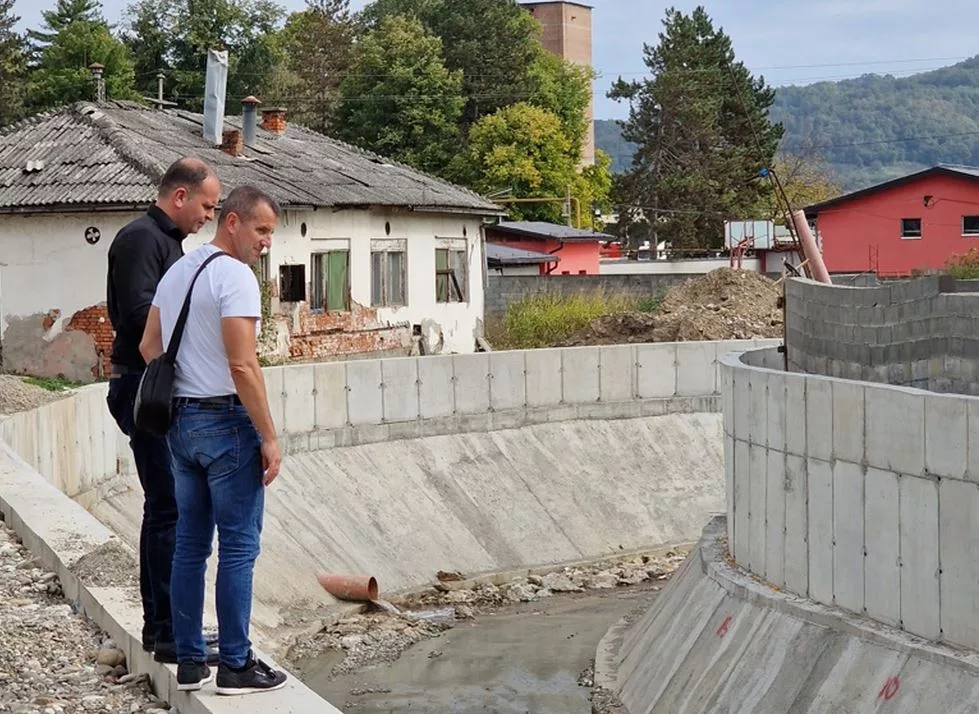 U toku uređenje korita rijeke Hoče (FOTO)