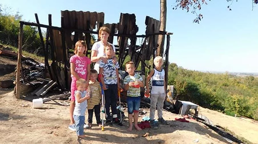Devetočlana porodica Bojić iz Loznice ostala bez krova nad glavom, noć proveli u kombiju (FOTO)