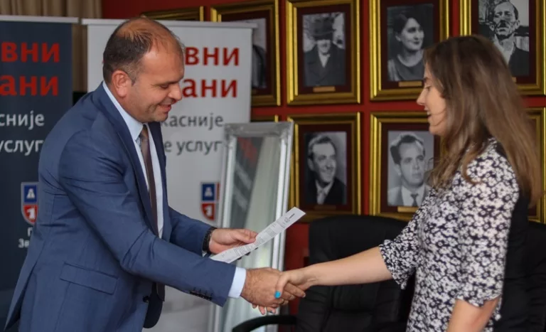 Četiri nove šanse za roditeljstvo – dodijeljena rješenja parovima u Zvorniku (FOTO)