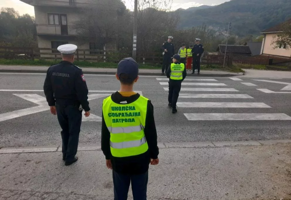 Na području grada Zvornika sprovedene aktivnosti sa školskim saobraćajnim patrolama (FOTO)