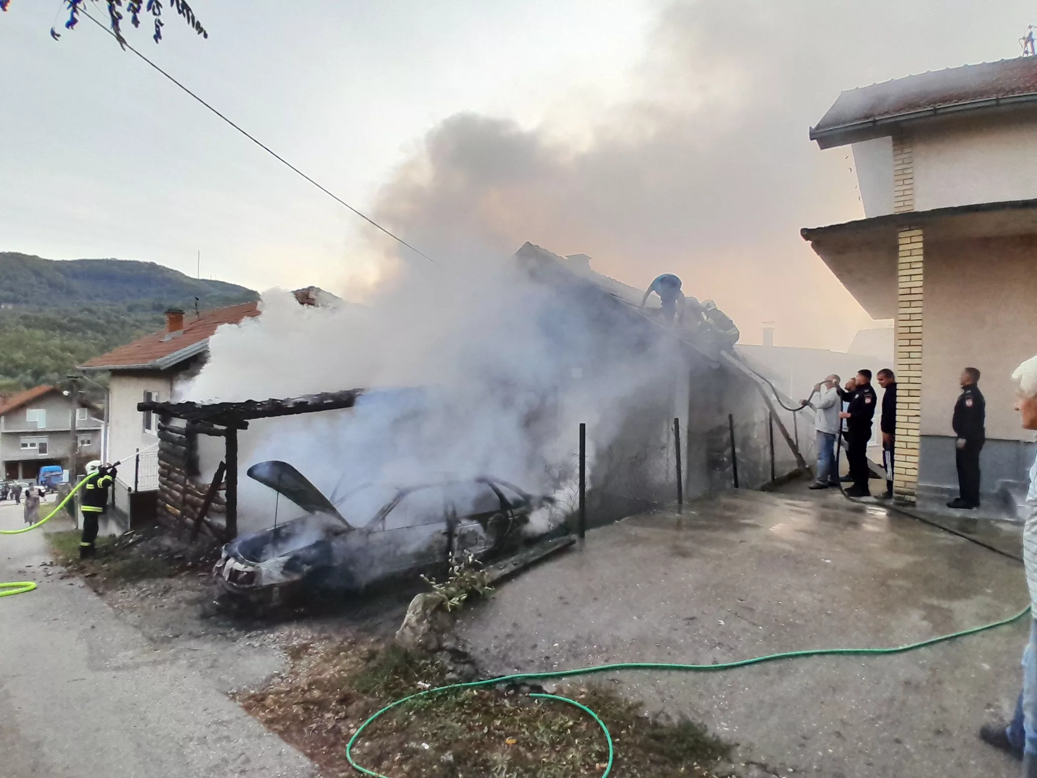 Novi požar na automobilu u Đulićima, ovaj put vatra zahvatila kuću i uništila pomoćni objekat (FOTO+VIDEO)