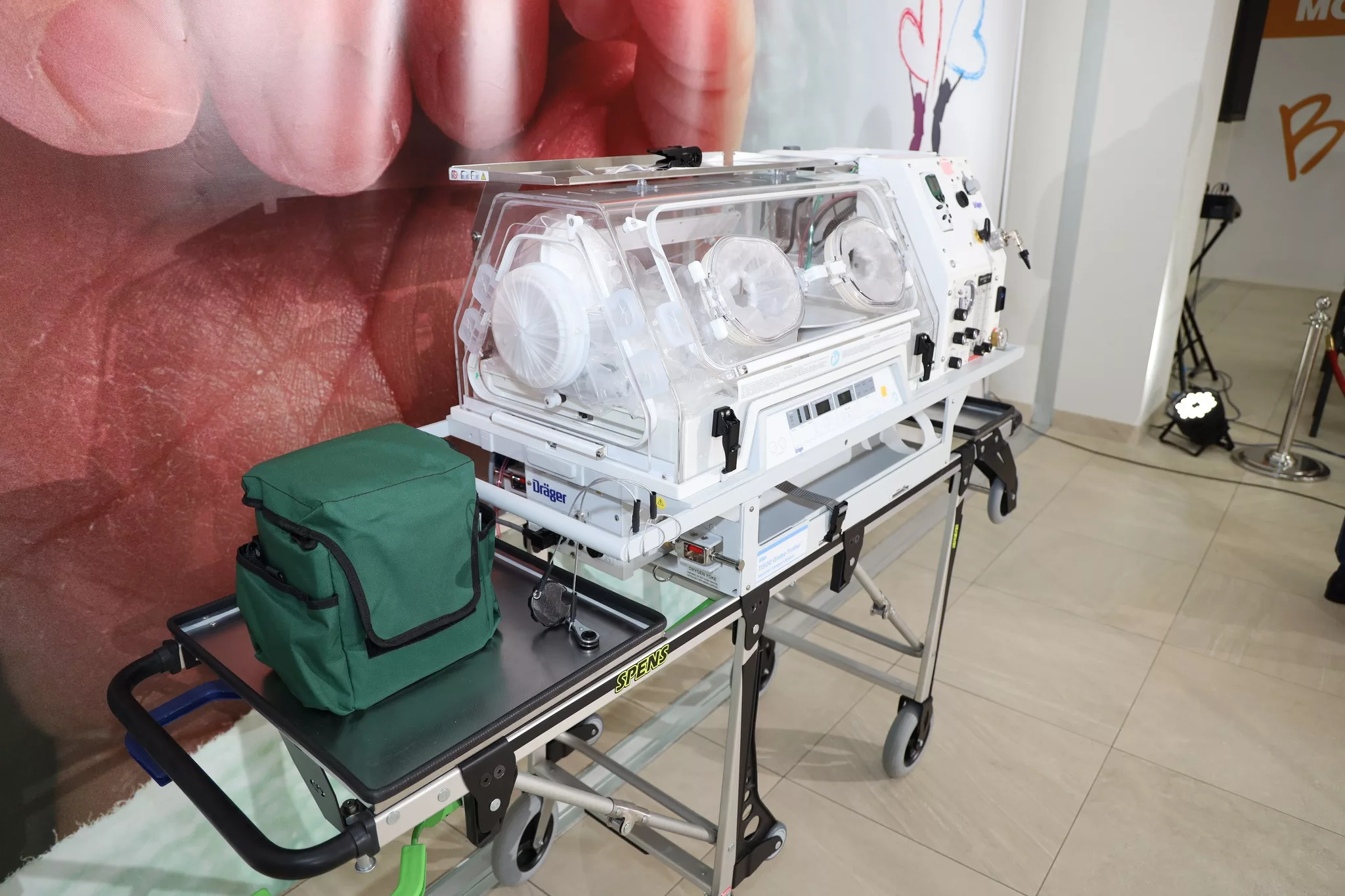 Neonatalni transportni inkubator i oprema za zbrinjavanje novorođenčadi stigli u zvorničku bolnicu (FOTO)