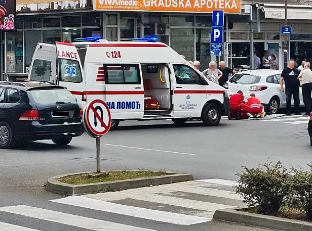 Pješak završio u bolnici dok je prelazio pješački prelaz, automobilom upravljala žena i vozila u rikverc (FOTO)