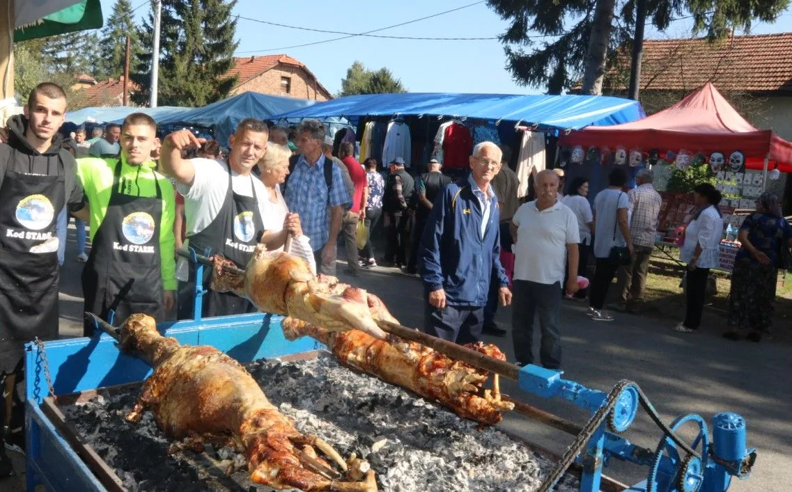 Počeo bh. Oktoberfest: 500 štandova, muzika, šatori, ražnjevi i za svakog po nešto (FOTO)