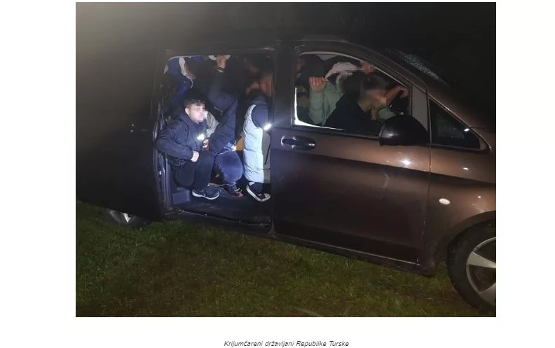 U automobilu krijumčario 22 migranta, graničari spriječili prelazak granice