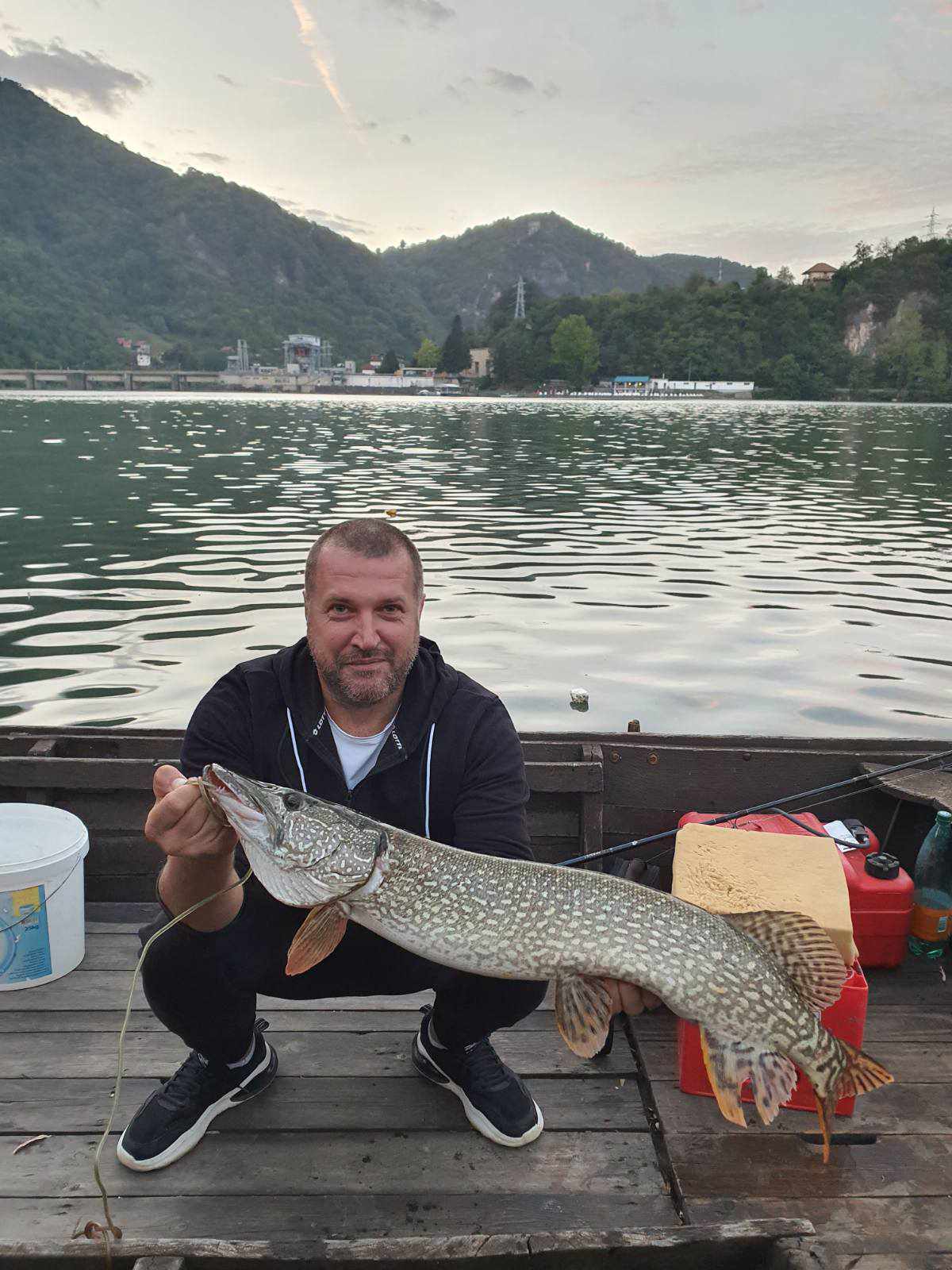 Ulov kapitalne štuke u Zvorničkom jezeru (FOTO)