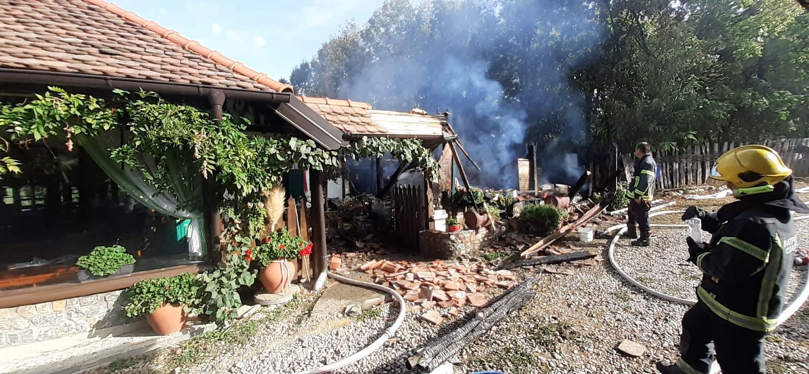 Eksplozija i požar u planinskom domu kod Loznice (FOTO)