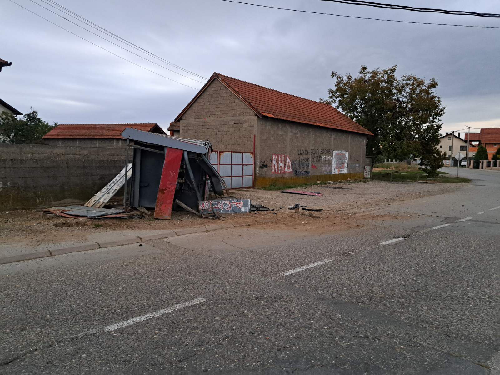 Stotine korisnika u Bijeljini bez struje: Vozilo udarilo u trafo stanicu, potpuno je uništilo (FOTO)