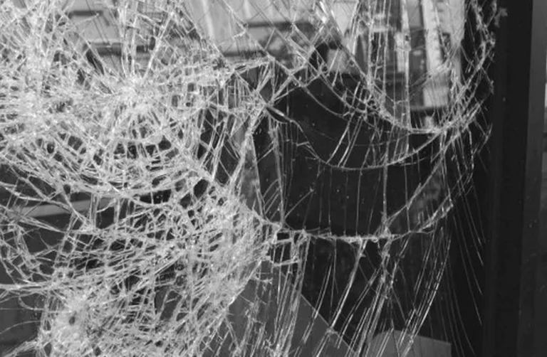 Policijska uprava Zvornik: Razbijen prozor na porodičnoj kući, policija istražuje incident