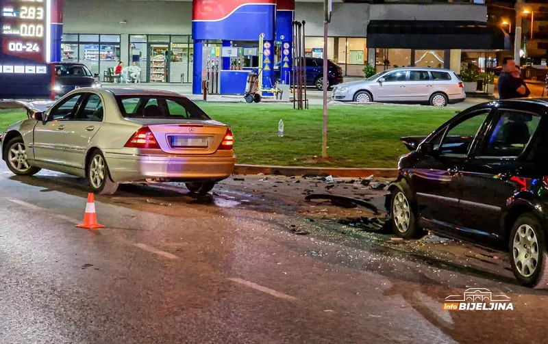 Sudar tri vozila u Bijeljini, najmanje dva lica povrijeđeno (FOTO)