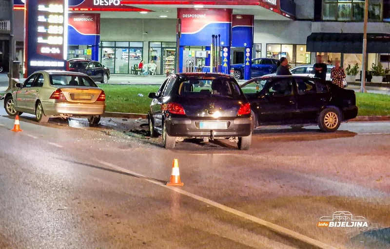 Sudar tri vozila u Bijeljini, najmanje dva lica povrijeđeno (FOTO)