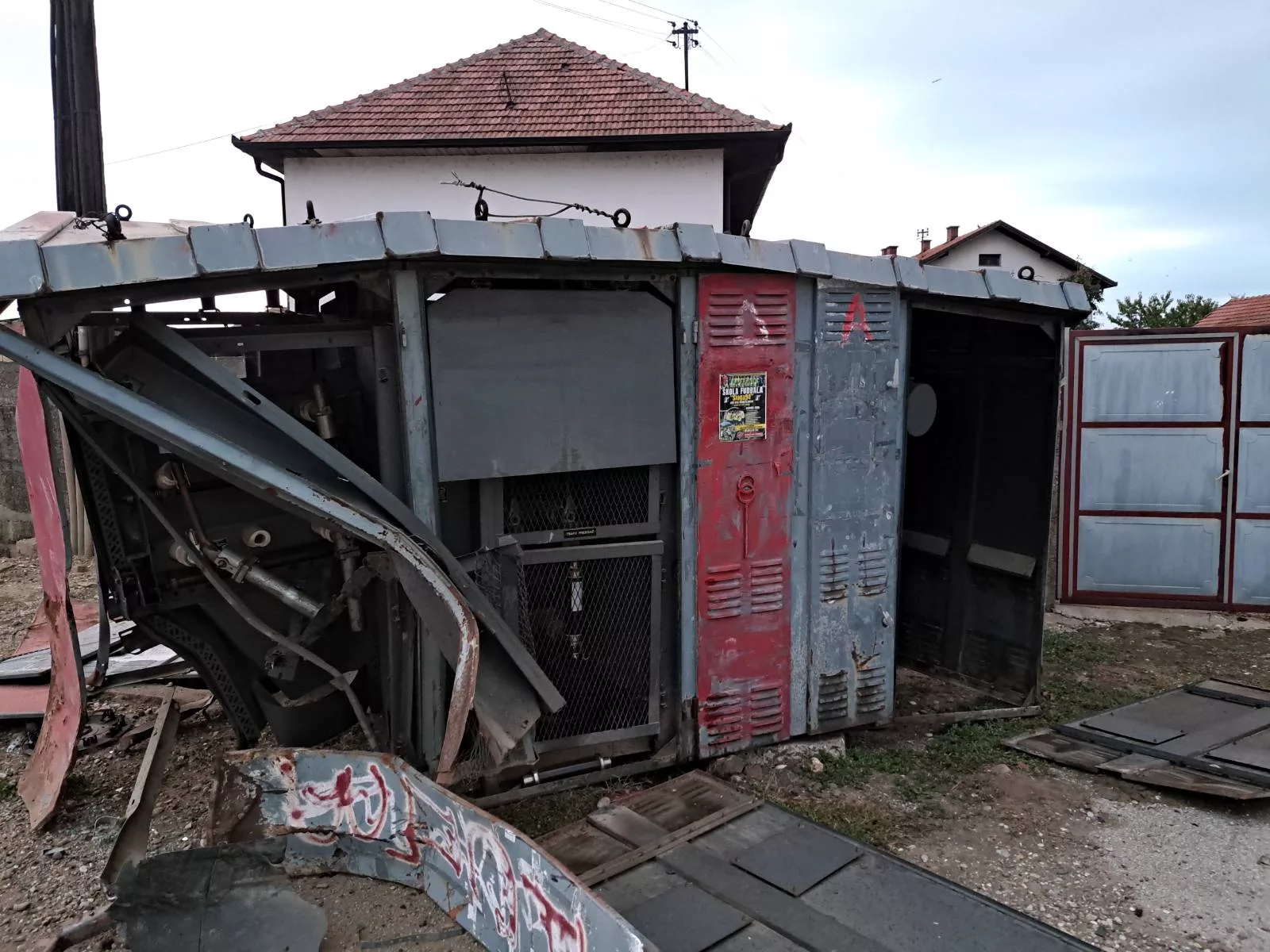 Stotine korisnika u Bijeljini bez struje: Vozilo udarilo u trafo stanicu, potpuno je uništilo (FOTO)