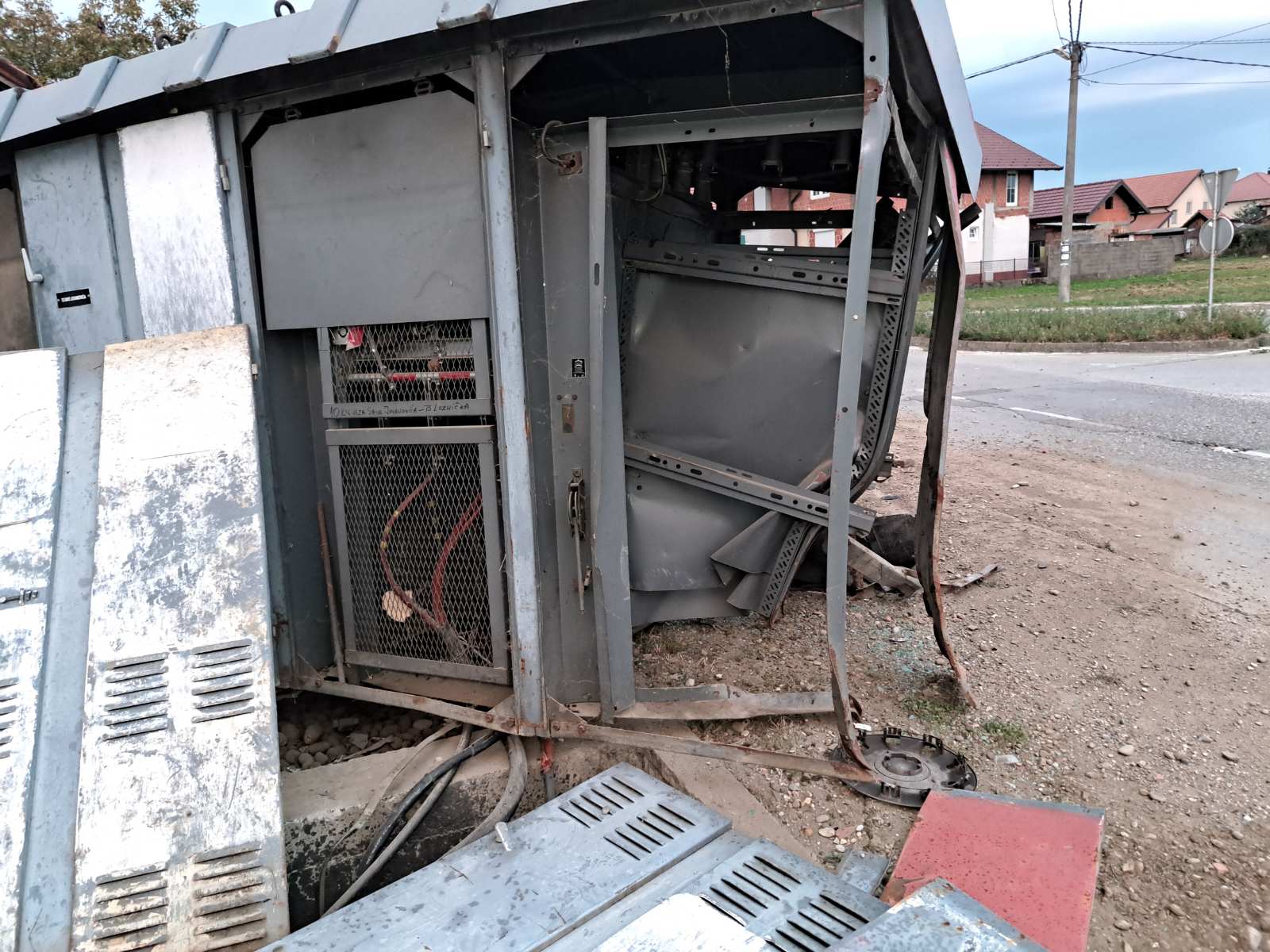 Stotine korisnika u Bijeljini bez struje: Vozilo udarilo u trafo stanicu, potpuno je uništilo (FOTO)