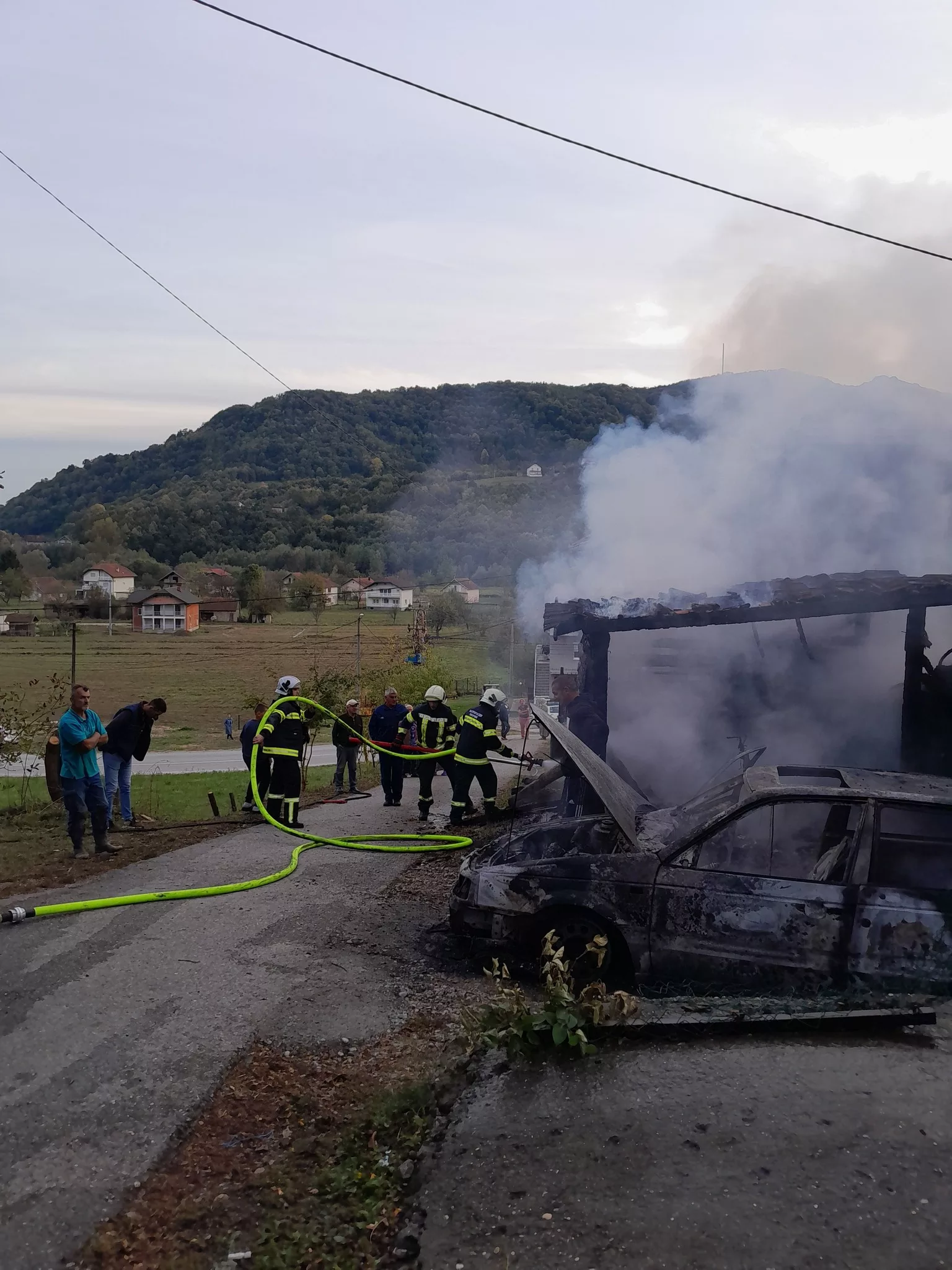 Novi požar na automobilu u Đulićima, ovaj put vatra zahvatila kuću i uništila pomoćni objekat (FOTO+VIDEO)