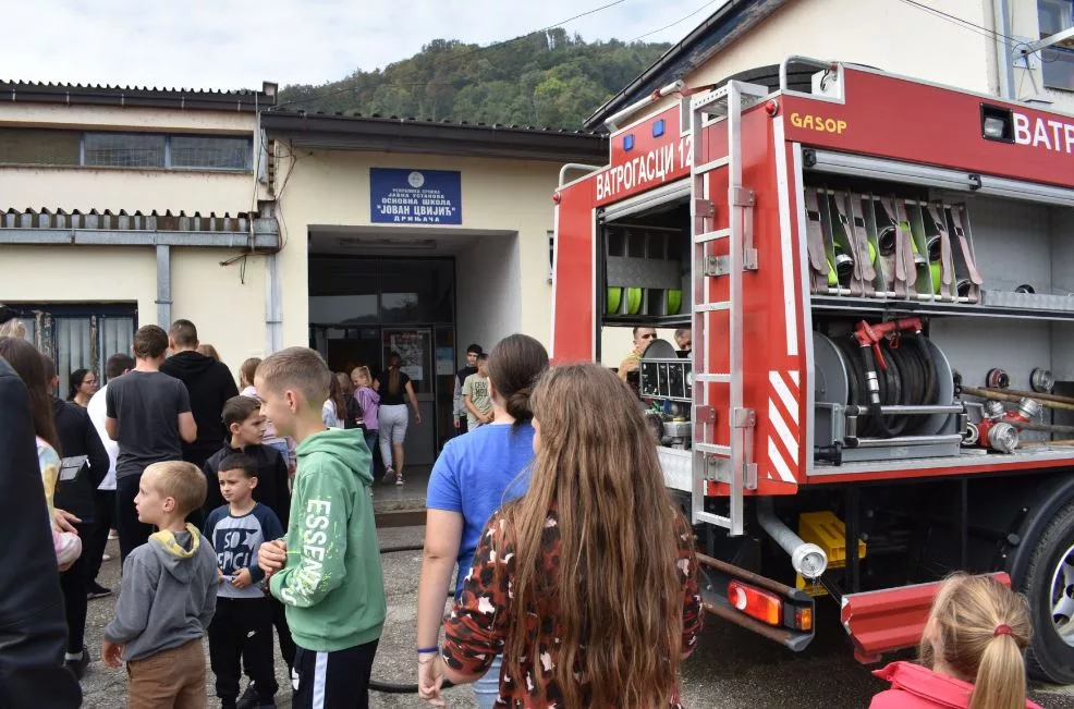 Vatrogasci iz Zvornika održali pokaznu vježbu učenicima u Drinjači 