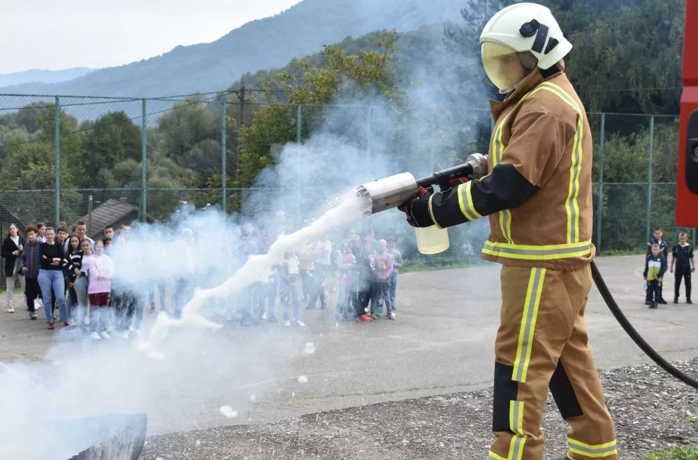 Vatrogasci iz Zvornika održali pokaznu vježbu učenicima u Drinjači 