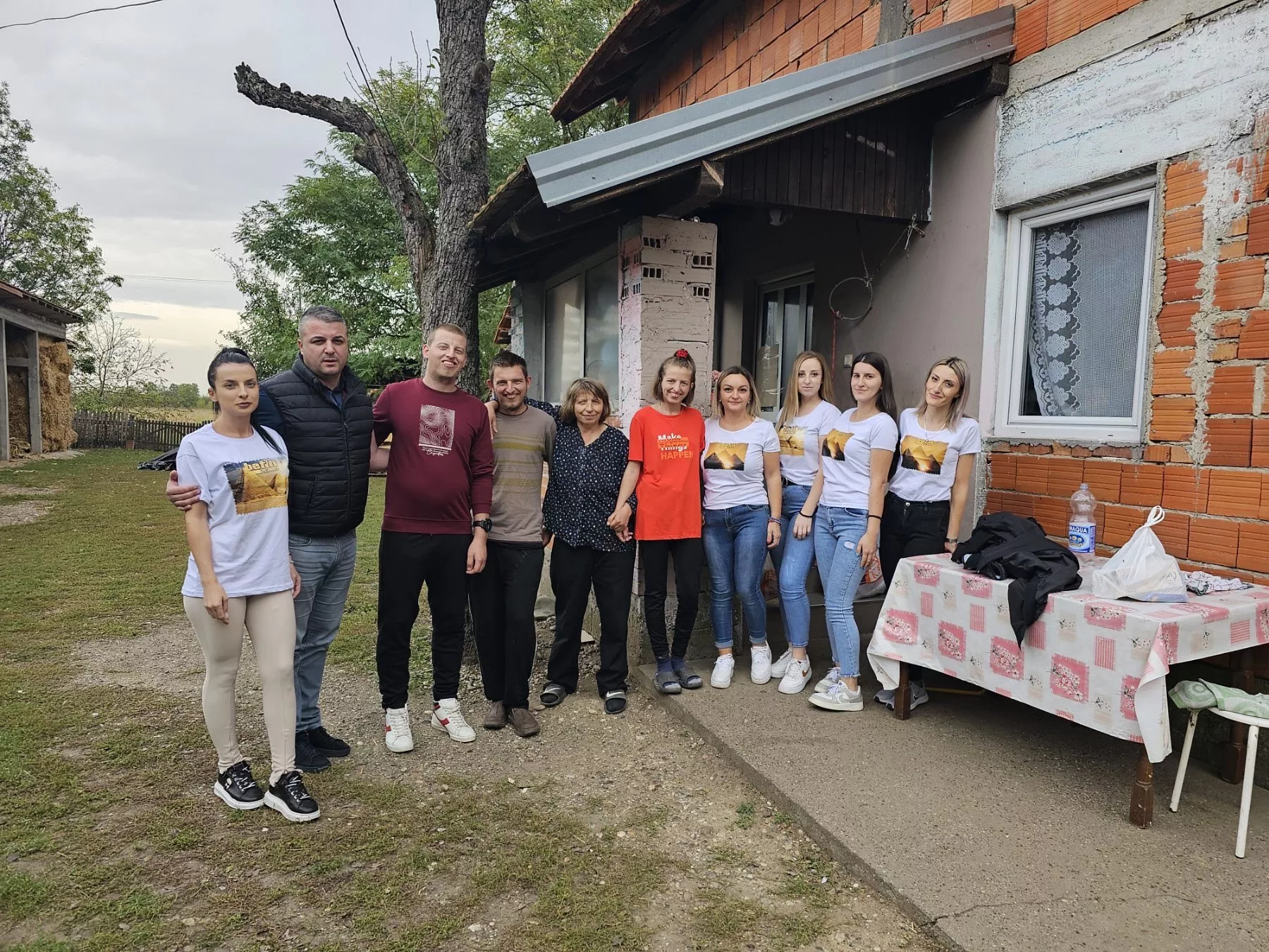 Uposlenici kompanije BetIn.Club CASINO Bijeljina prikupili pomoć za ugroženu porodicu Novaković iz Bijeljine (FOTO)