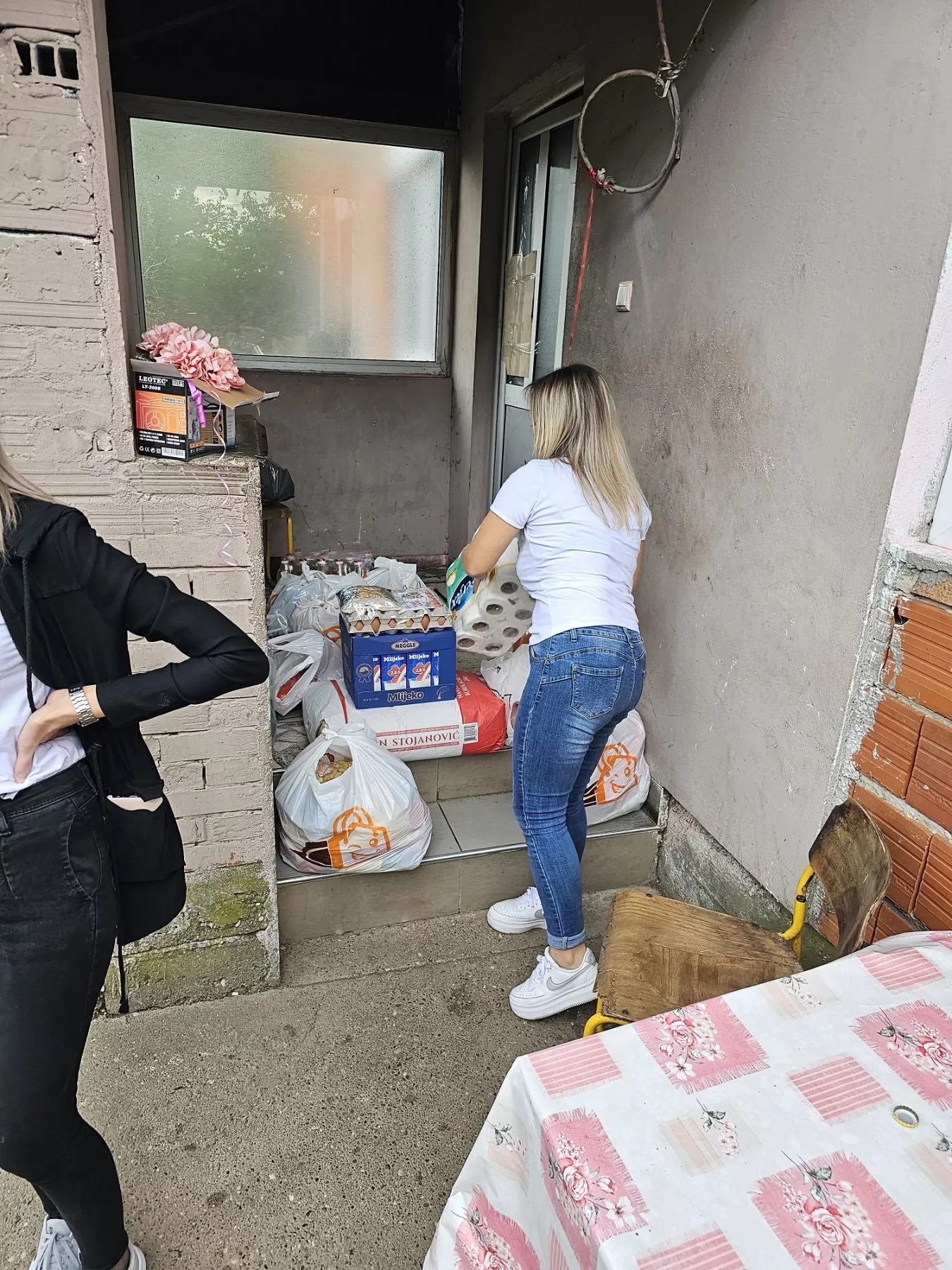 Uposlenici kompanije BetIn.Club CASINO Bijeljina prikupili pomoć za ugroženu porodicu Novaković iz Bijeljine (FOTO)
