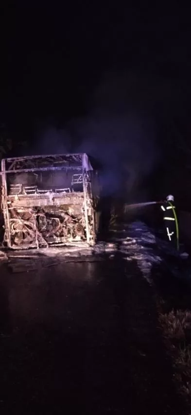 Pilica: Autobus izgorio u potpunosti, putnici bili u autobusu kada je požar izbio (FOTO)