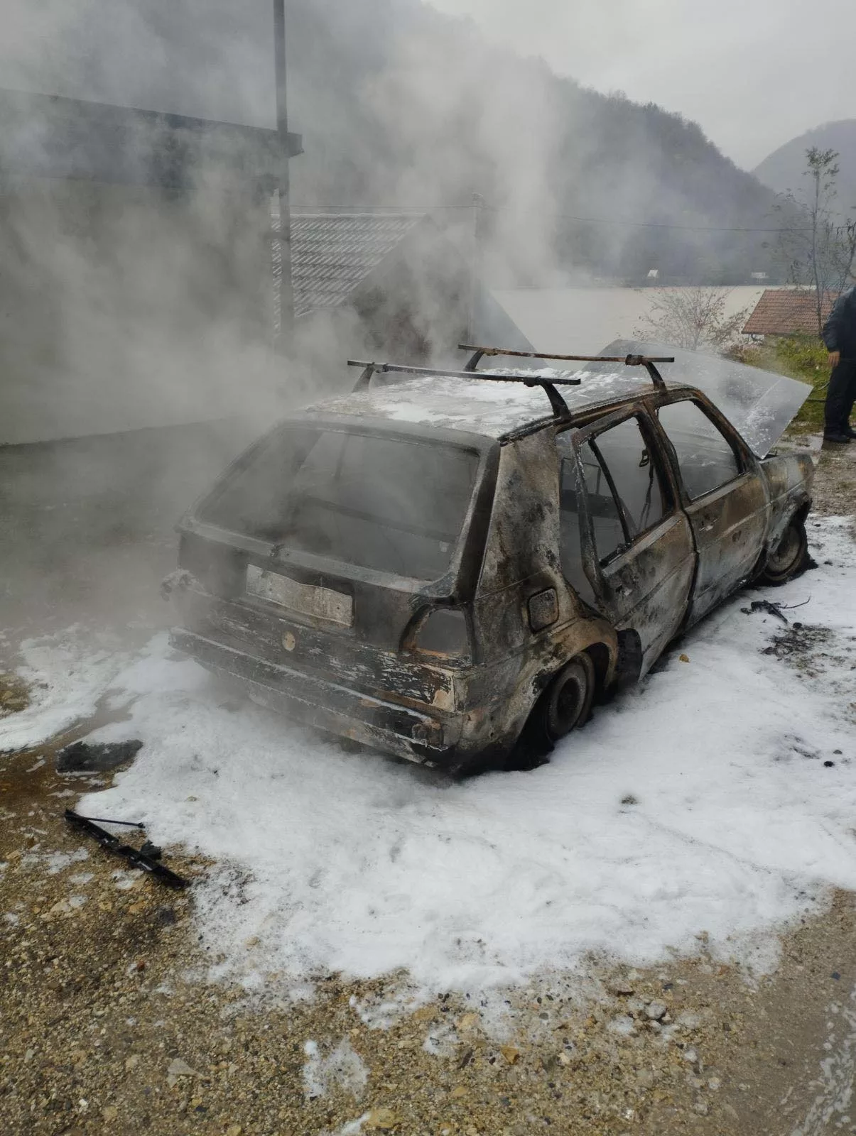 Vatra progutala automobil u blizini Zvorničkog jezera (FOTO)