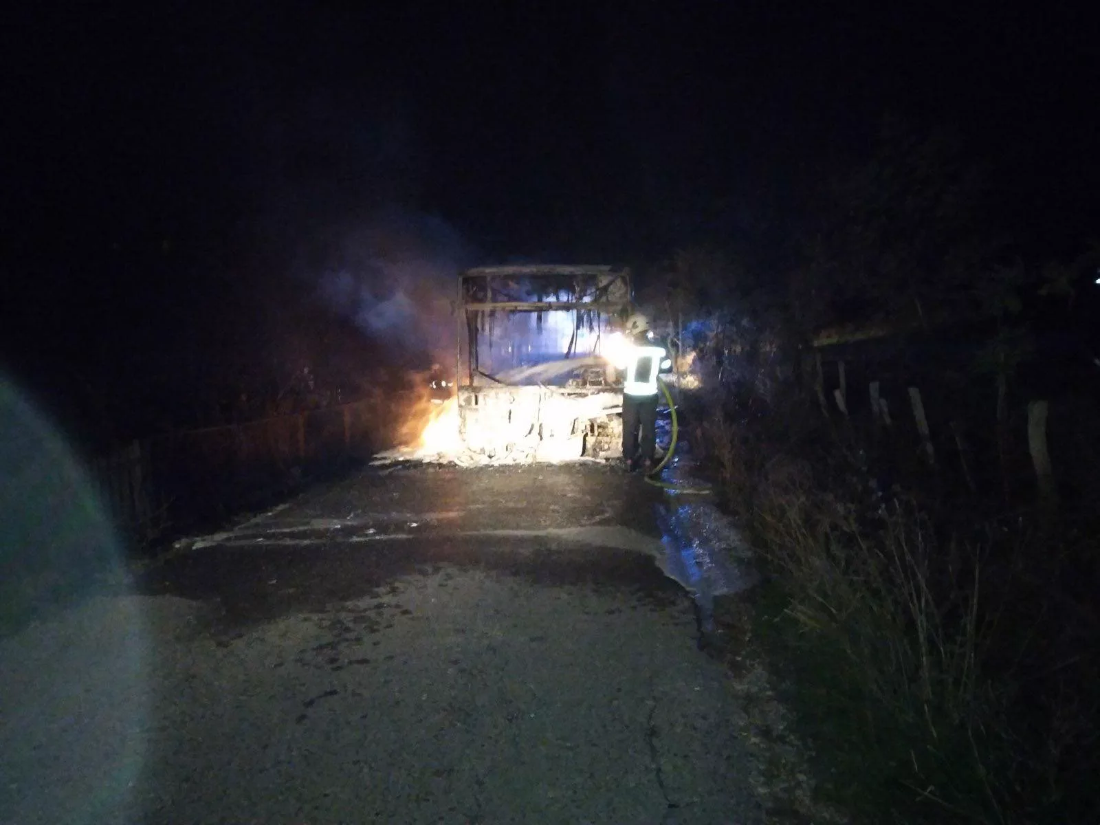 Pilica: Autobus izgorio u potpunosti, putnici bili u autobusu kada je požar izbio (FOTO)