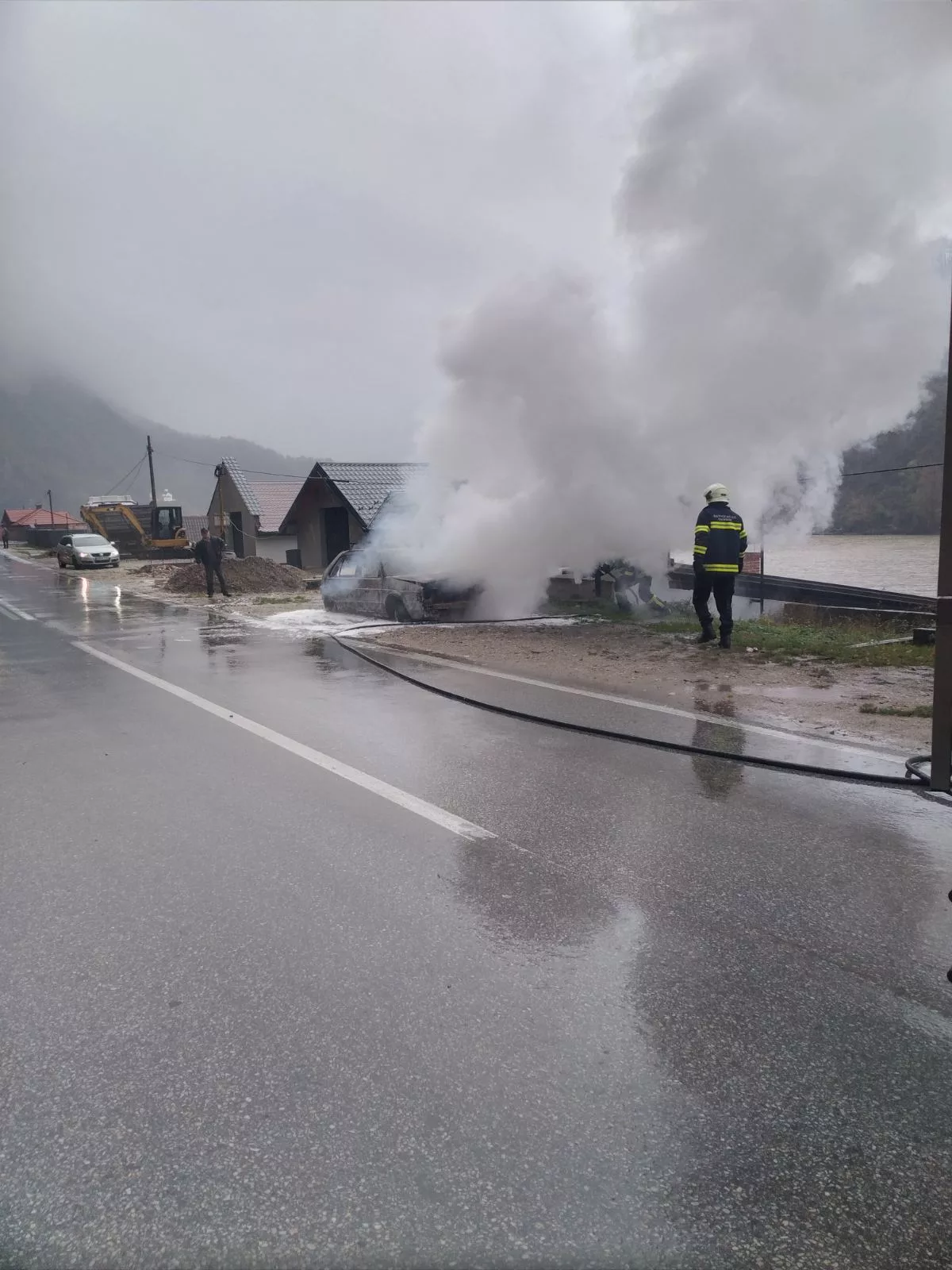 Vatra progutala automobil u blizini Zvorničkog jezera (FOTO)