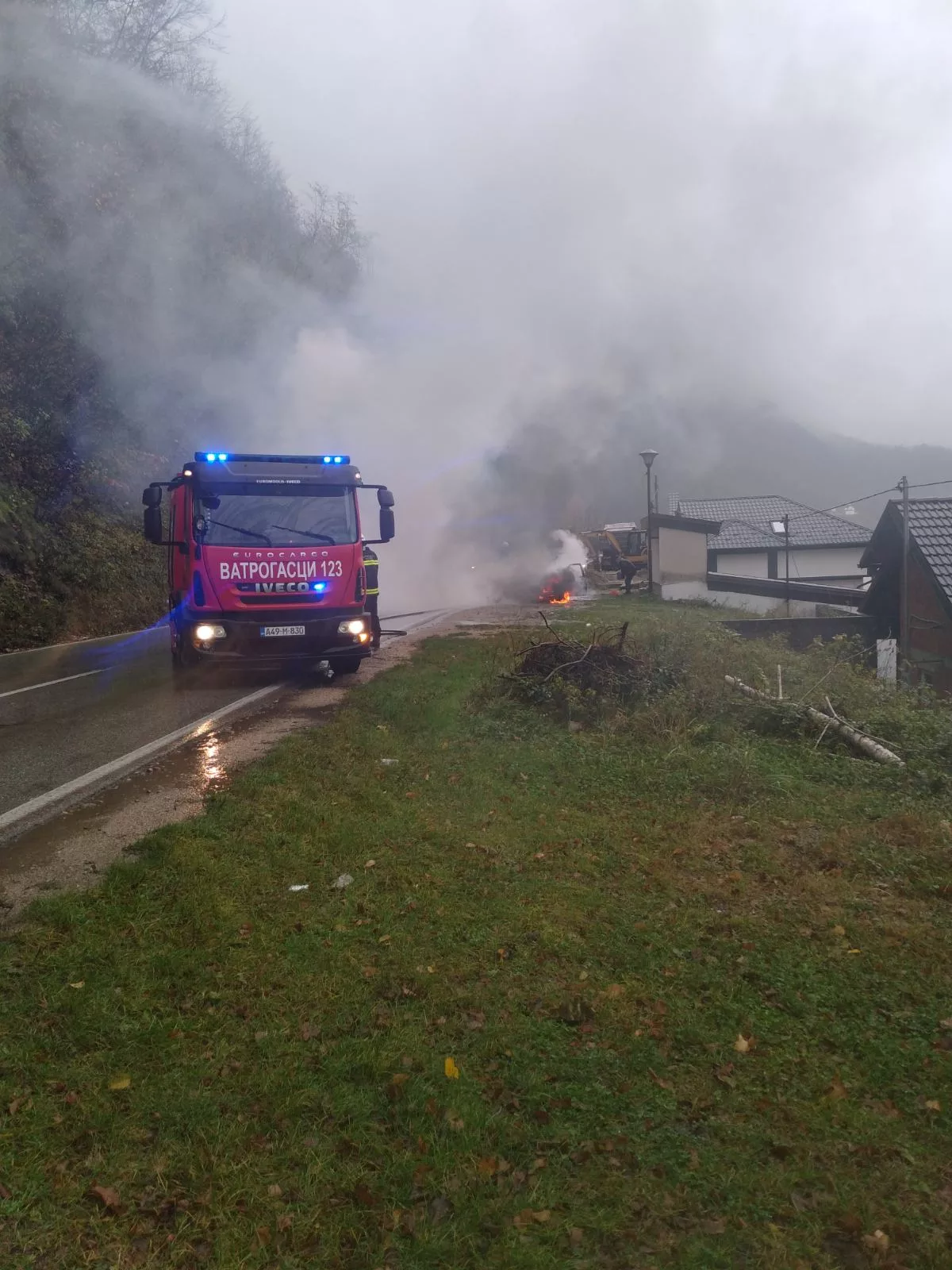 Vatra progutala automobil u blizini Zvorničkog jezera (FOTO)