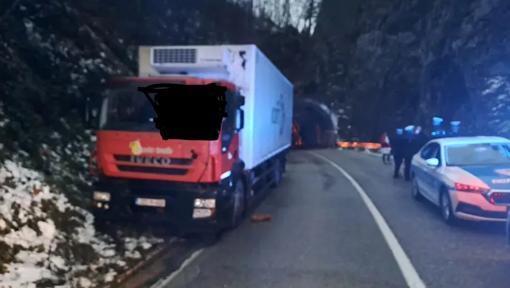 Nakon pada stijene na kamion, vozač preminuo na mjestu nesreće (FOTO+VIDEO)