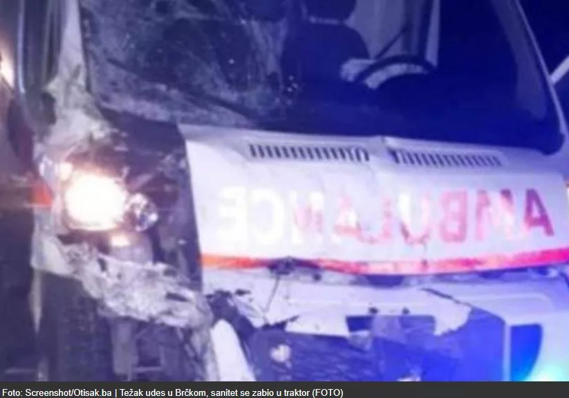 Dvije osobe zadobile povrede kada se sanitet zabio u traktor (FOTO)