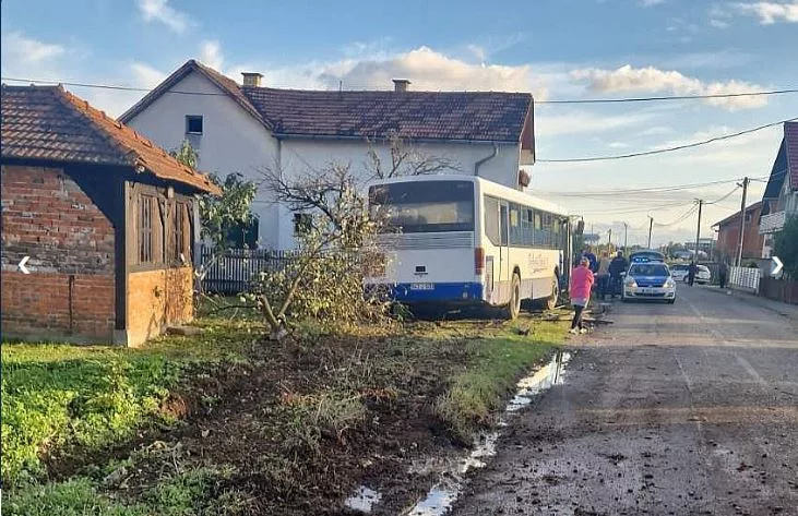 Kod Bijeljine autobus udario u kuću, jedno lice zadobilo povrede (FOTO)