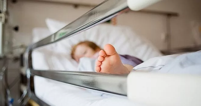 Zašto djeca u BiH tokom boravka u bolnici borave sama? Zašto roditelji ne mogu biti uz svoju djecu?