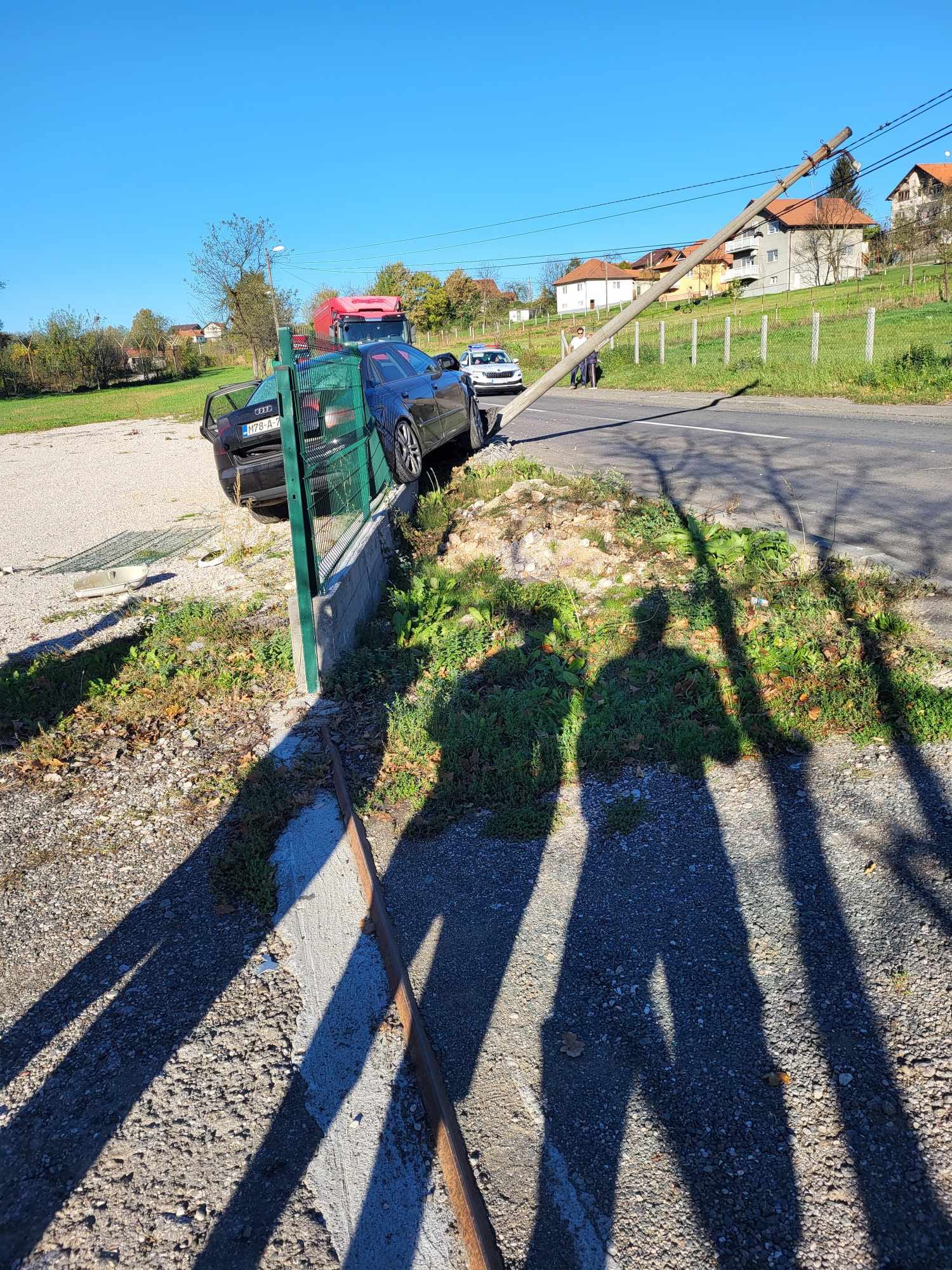 Automobilom "proletio" kroz ogradu i onda se "popeo" na banderu (FOTO)
