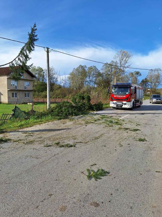 Olujni vjetar rušio drveće i na području Bratunca i Srebrenice, povrede zadobila učenica u školi u Bratuncu nakon rušenja prozora (FOTO)
