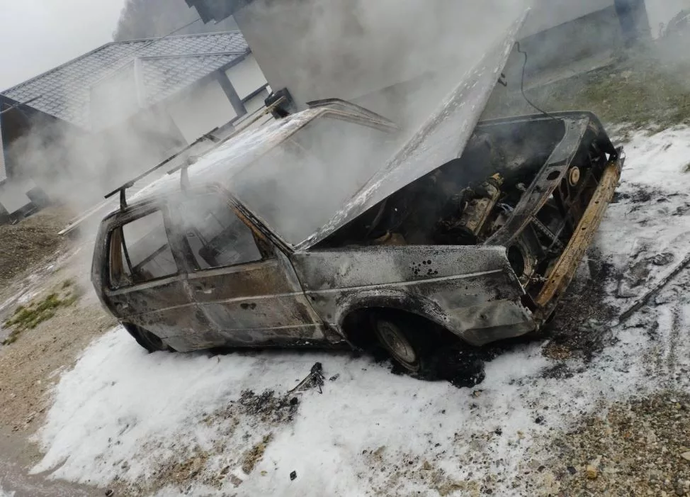 Vatra progutala automobil u blizini Zvorničkog jezera (FOTO)
